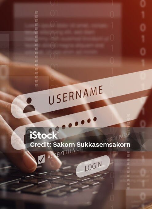 Hände tippen auf einer Laptop-Tastatur, während ein digitales Login-Feld mit Benutzername und Passwort eingeblendet wird – Symbol für Cybersicherheit und Datenschutz